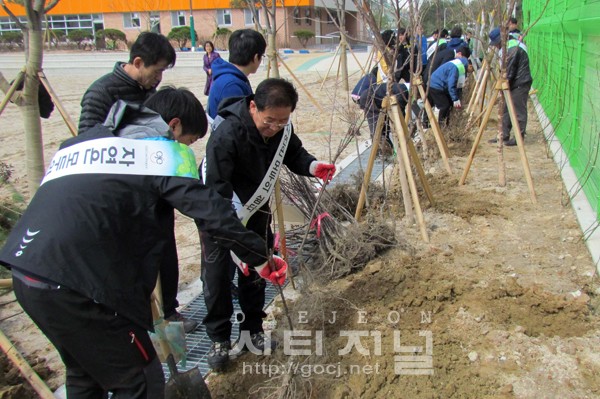 [ 시티저널 신유진 기자 ] 5일 식목일을 맞아 대전서부교육지원청이 나무를 심고 있다.