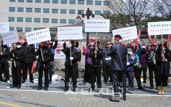 [ 시티저널 신유진 기자 ] 6일 오전 11시 대전시교육청 앞에서 대전 서구 용문동 주민들이 9일째 용문대안학교 설립에 반대, 철회를 요구하고 있다.