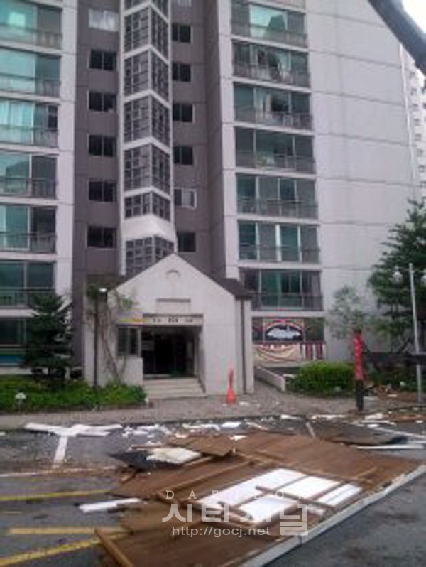 [ 시티저널 신유진 기자 ] 19일 밤사이 태풍 카눈의 영향으로 강풍이 불어 대전 유성구 전민동 한 아파트 지붕이 떨어졌다.