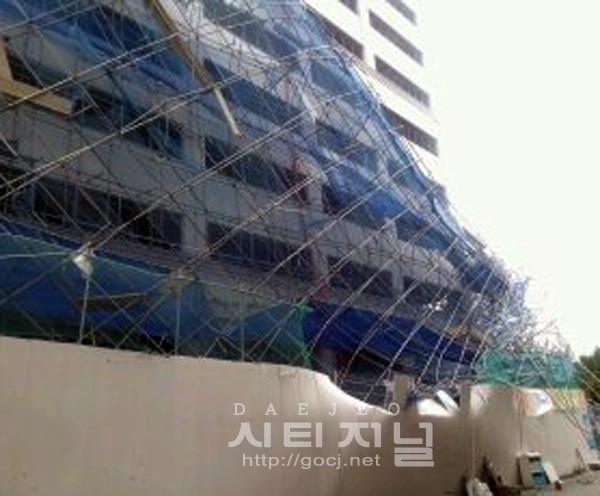 [ 시티저널 신유진 기자 ] 19일 밤사이 태풍 카눈의 영향으로 강풍이 불어 대전 서구 탄방동 한 건물 공사현장 철골구조물이 쓰러져 있다.