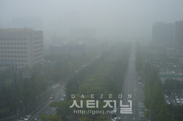 [ 시티저널 신유진 기자 ] 4일 오후 4시 현재 대전지역에 29.3mm의 비가 내린 가운데 대전시청에서 공원을 바라본 모습. 시야확보가 어려워 운전자들의 주의 운전이 요구되고 있다.