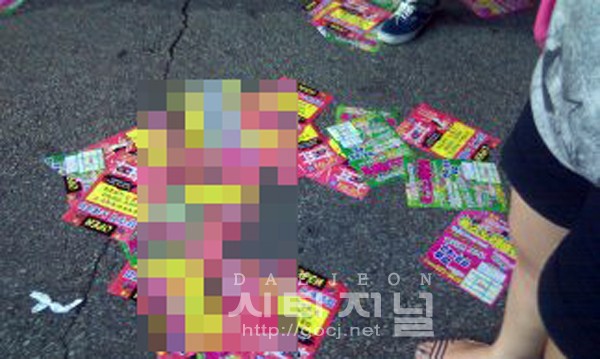[ 시티저널 신유진 기자 ] 주말인 지난 8일 밤 대전시 서구 롯데백화점 인근 유흥가 거리가 불법 광고물로 몸살을 앓고 있지만 이를 단속하는 이는 보이지 않고 있다.