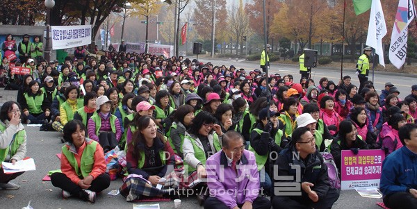 [ 시티저널 신유진 기자 ] 전국학교비정규직노동조합 대전.충남지부가 9일 오전 대전시교육청 앞에서 '총파업' 집회를 열고 있다.