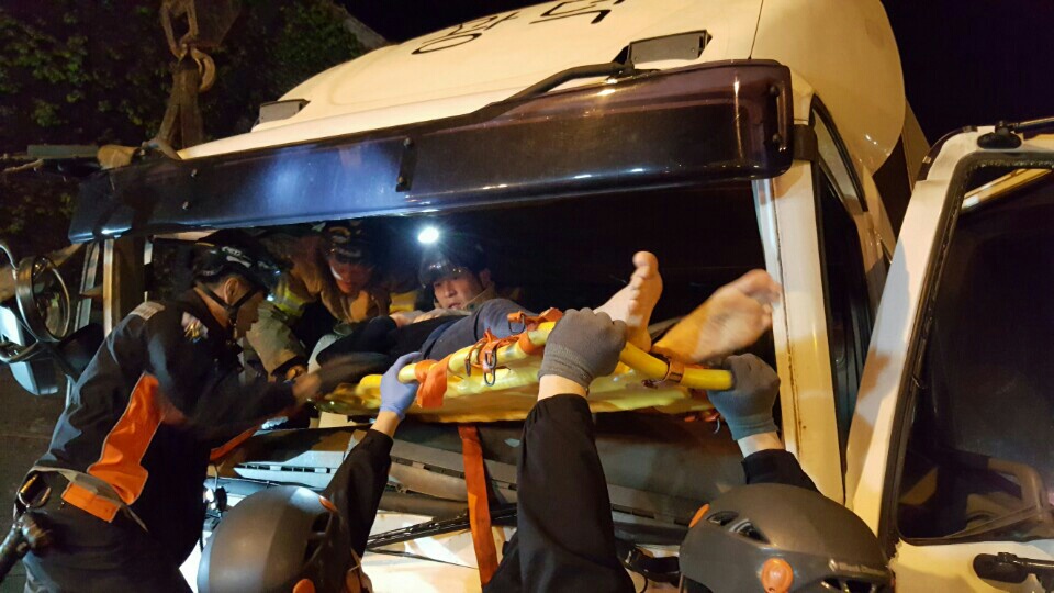 대전동부소방서(서장 이선문)는 4월 19일 00시경 경부고속도로 하행선 대전IIC 1KM전방에서 화물차 간 추돌사고가 발생했다는 신고를 받고, 119구조대와 119구급대를 현장으로 출동시켜 운전자 1명을 구조하여 인근 병원으로 이송하였다.