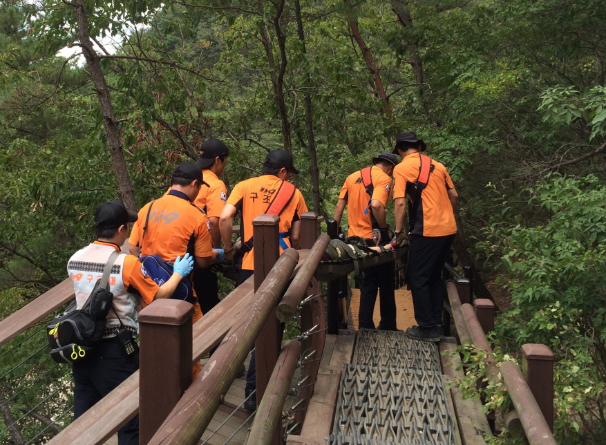 대전남부소방서(서장 정희만) 119구조대가 22일 11시경 수통골 계곡에서 미끄러져 낙상한 시민을 구조해 병원에 이송했다.