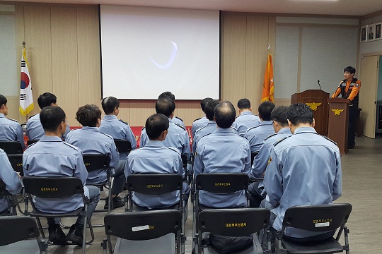 대전북부소방서(서장 신상우)는 25일 의용소방대원 39명을 대상으로 의용소방대 제도 및 복무관리, 화재(지진)발생시 행동요령을 주제로 하여 교육,훈련을 실시하였다.