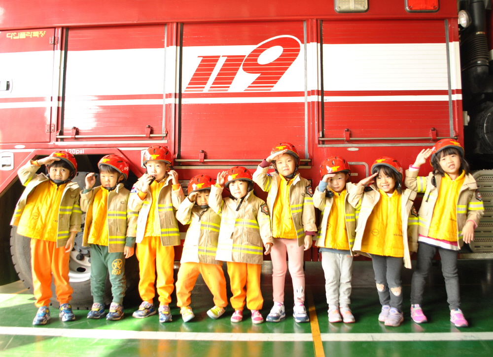 대전남부소방서(서정 정희만)는 2016.11.11(금) 10:00~  내동어린이집 원아들을 대상으로 어려서 부터 화재예방  교육 및 소방 안전 체험교육을 실시했다.