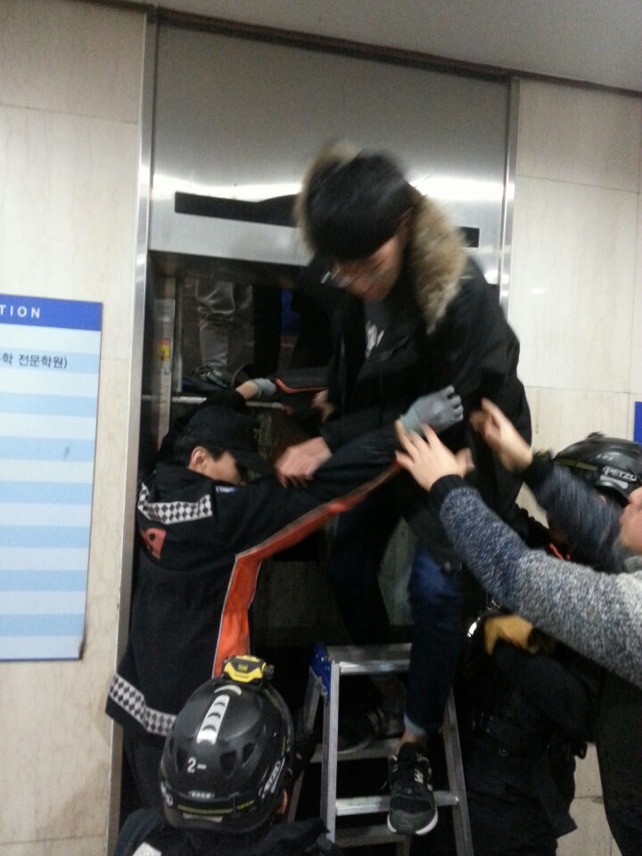 대전 서부소방서(서장 김현식) 119구조대원이 월평동의 한 건물에서 승강기에 갇힌 학생들을 구조하고 있다.