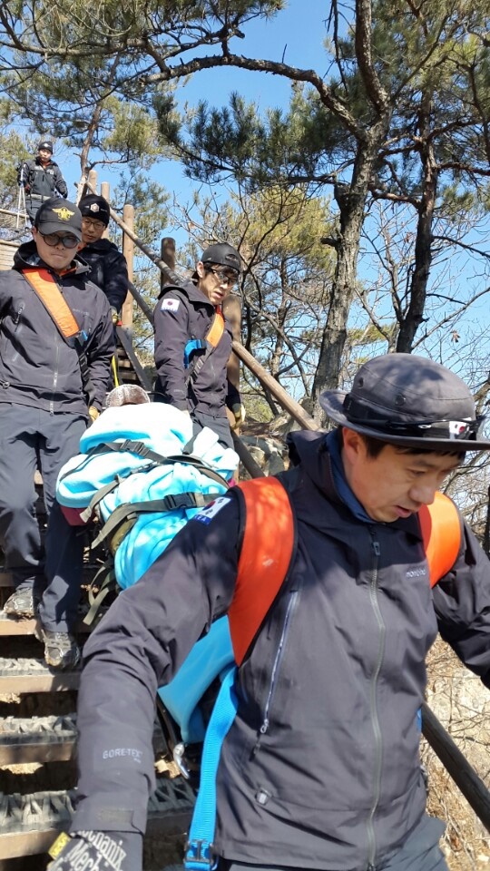 대전남부소방서(서장 현청용) 119구조대는 14일 09시경 수통골에서 등산 중 넘어져 골반을 다친 요구조자를 구조해 병원에 이송하였다.