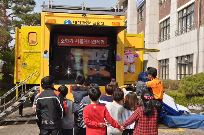 이동안전체험차량이 대전석봉초등학교 어린이들을 만나러 왔습니다. 두 손을 꼭 잡은 앙증맞은 모습이 예뻤던지 엠버가 윙크로 맞아주네요.