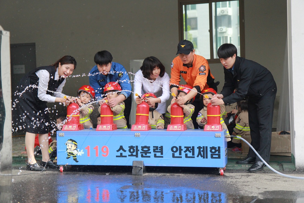 대전서부소방서(서장 김현식)는 4월 25일 오전 본서에서 맑은샘어린이집 유아 30명을 대상으로 소방안전교육을 실시하였다.