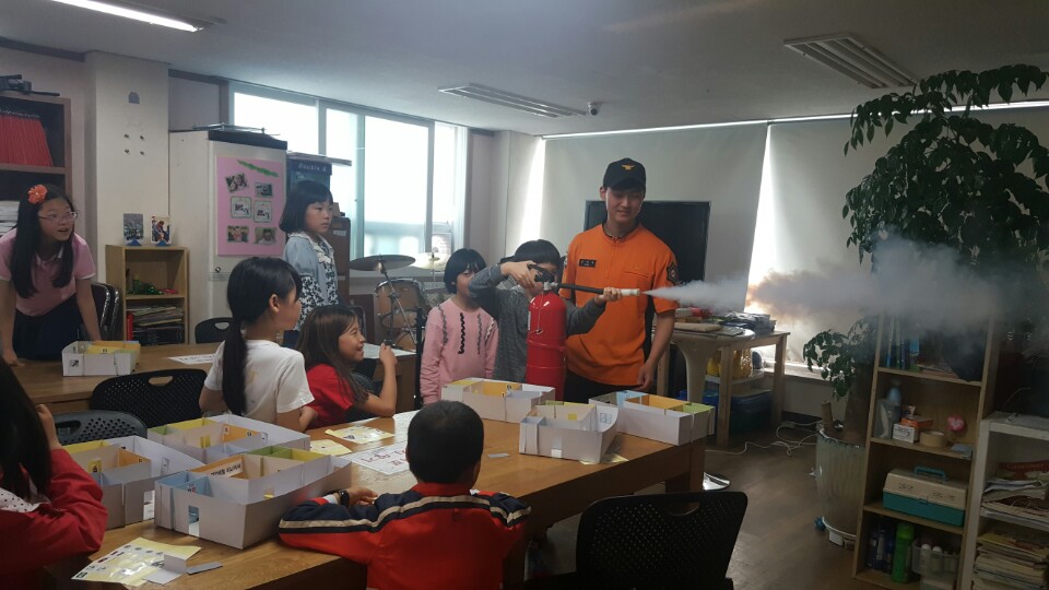 대전남부소방서 원내119안전센터는 2017.5.11. 관내 아동센터를 방문하여 미니어쳐를 활용한 소방안전교육을 실시하였다.