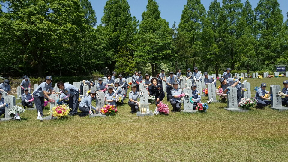 대전남부소방서  여성의용소방대(대장 이순자)  50여명은 5월 15일 현충원을 참배하고 순직 소방공무원 비석닦이등 봉사활동을 실시했다.