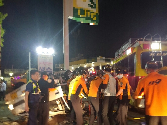 대전동부소방서(서장 조종호) 119구조대원들과 구급대원들이 25일 밤에 발생한 교통사고 현장에서 부상을 당한 승용차 운전자를 신속하게 이송하고 있다.