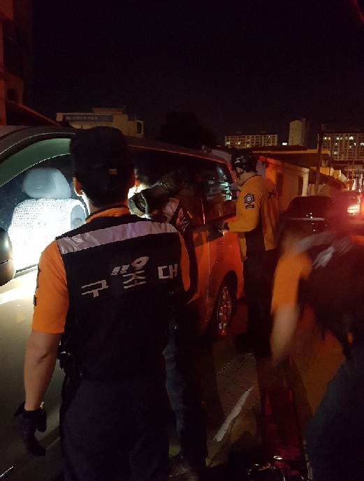 대전서부소방서(서장 김현식) 119구조대원들이 5월27일 새벽 1시경 차량 트렁크안에 갇힌 시민을 119구조대원이 차량용 문개방장비를 사용하여 안전하게 구조하고 있다.