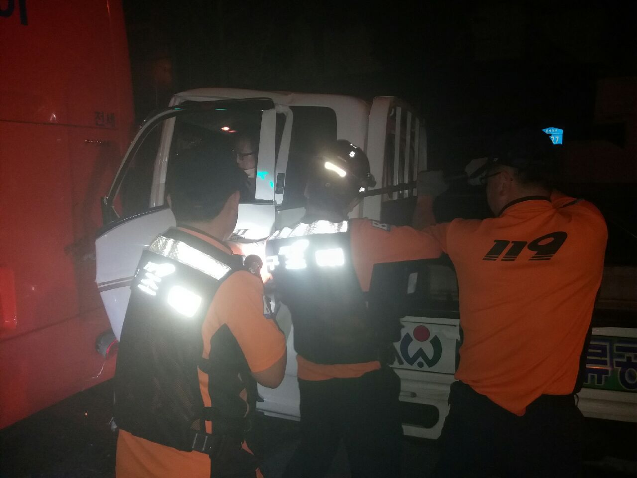 대전서부소방서(서장 김현식)119구조대원들이 2017년 6월 10일 새벽 03시 15분경 서구 가장동 인근 도로에서 발생한 교통사고로 차량안에 끼여있는 운전자를 구조하고 있다.