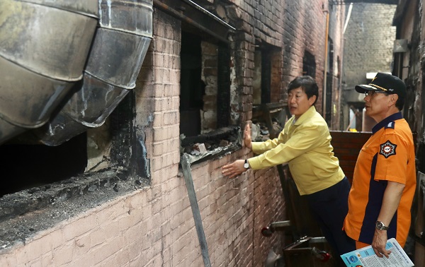 대전시의회 김경훈 의장은 9일 새벽 발생한 대전중앙시장 화재현장을 찾아 피해 상인들을 위로하고 관계기관에 조속한 피해 지원대책 마련을 주문하는 한편 추가적인 화재가 발생하지 않도록 예방대책 강구를 당부했다.