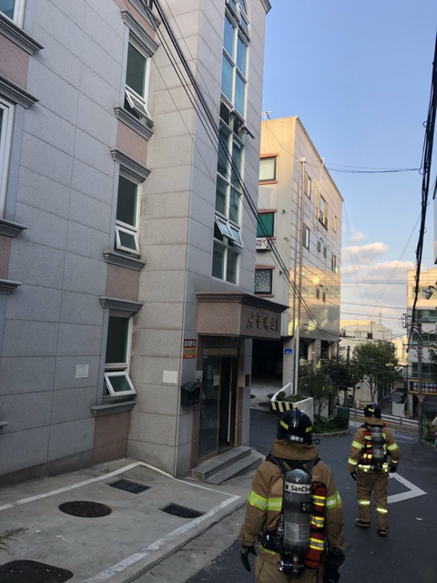 대전남부소방서(서장 현청용)는 지난 10월 7월 오후 5시경 서구 도마동 다중주택 1층에서 휴지통 담배꽁초 부주의로 화재가 발생하였으나 거주자가 자체 소화기로 소화했다고 밝혔다.