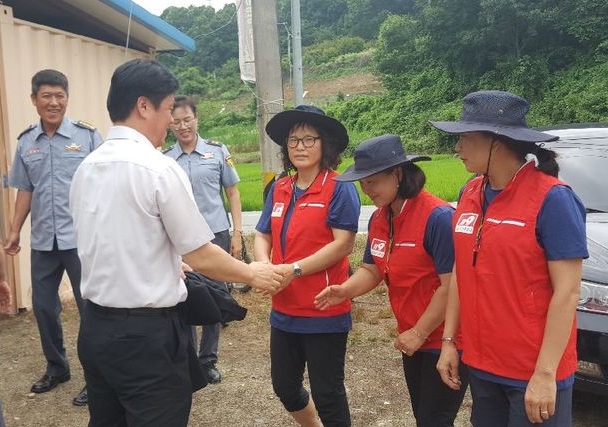 18일 오후 송인흥 서부소방서장은 서구 괴곡동 소재 상보안유원지를 방문하여 119시민수상구조대원을 격려하고 건의사항을 청취하였다.