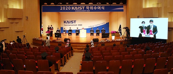 KAIST가 28일 대전 본원 대강당 등 3개 장소에서에서 학위수여식을 개최했다. 사회적 거리두기 2단계 조치사항을 준수하기 위해 참석 인원을 최소화했다.