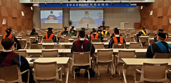 28일 열린 KAIST 2020 학위수여식에서 정근모콘퍼런스홀에 입장한 졸업생들이 줌(ZOOM)을 통해 중계되고 있는 학위수여식에 참여하고 있다.