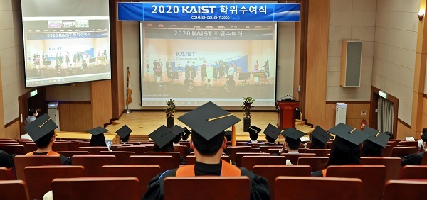 28일 열린 KAIST 2020 학위수여식에서 터만홀에 입장한 졸업생들이 줌(ZOOM)을 통해 중계되고 있는 학위수여식에 참여하고 있다.