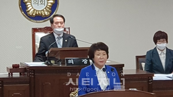 (자료사진)대전 중구의회 윤원옥의원이 2020년 6월1일 본회의장에서 신상발언을 통해 자신에 대한 징계안에 대해 부당함을 주장하고 있다.