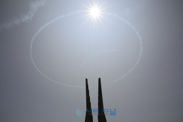 천안 독립기념관 상공에서 비행하는 공군 특수 비행단 블랙이글스의 화려한 에어쇼/사진 : 유명조 기자