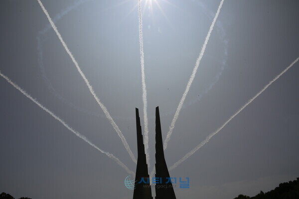 천안 독립기념관 상공에서 비행하는 공군 특수 비행단 블랙이글스의 화려한 에어쇼/사진 : 유명조 기자