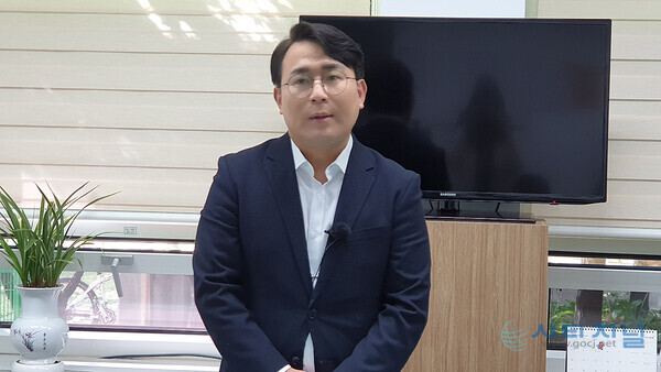 14일 대전 사회적 협동 조합 유지곤 이사장이 대전시의회에서 내년 지방 선거 서구청장 출마를 선언했다.
