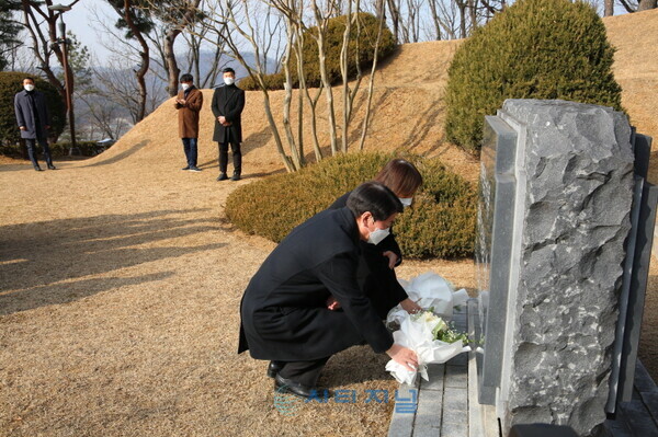 충남 아산 윤보선 전 대통령 묘소를 찾아 참배하고 있는 국민의 당 안철수 대선후보/현장사진 : 유명조 기자