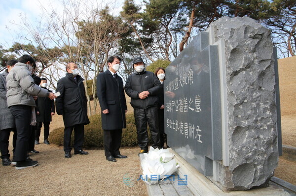 충남 아산 윤보선 전 대통령 묘소를 찾아 관계자들로부터 설명을 듣고 있는 국민의 당 안철수 대선후보/현장사진 : 유명조 기자