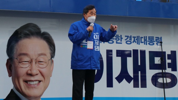 더불어민주당 이낙연 총괄선대위원장이 대전 으능정이 거리에서 이재명후보 지원유세를 하고 있다