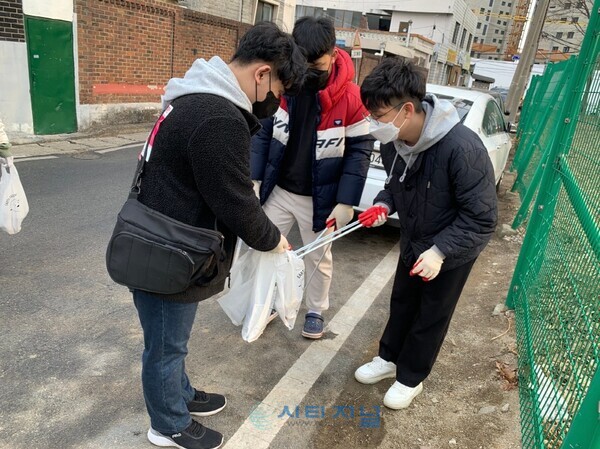 원도심 인근 쓰레기를 치우고 있는 청소년들, 사진제공 : 천안시청소년수련관