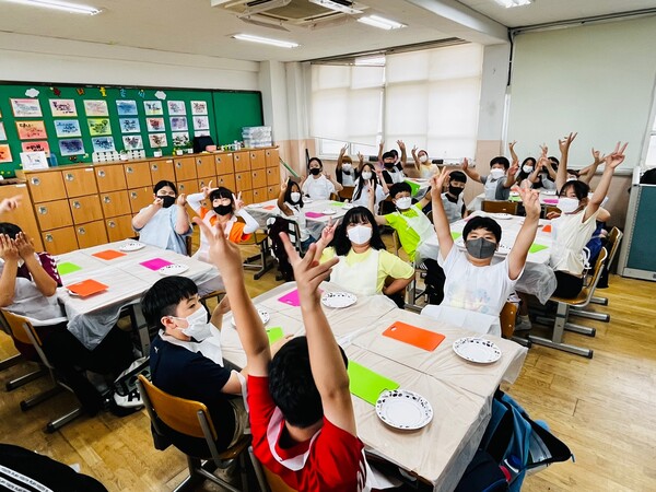 [창의적체험활동에 참여한 천안서초등학교 학생들=사진 : 성정청소년문화의집]