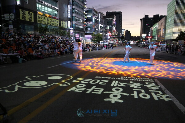 [천안흥타령춤축제2022 거리퍼레이드가 열리고 있다./현장사진 : 유명조 기자]2022.9.23.