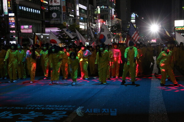 [천안흥타령춤축제2022 거리퍼레이드가 열리고 있다./현장사진 : 유명조 기자]2022.9.23.