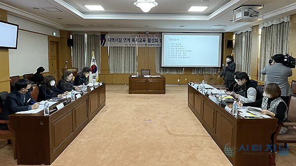 27일 대전시의회에서는 지역 서점 연계 독서 교육 활성화 방안 정책 토론회가 열려 위기의 지역 서점을 활성화하기 위한 다양한 방안이 제안됐다.
