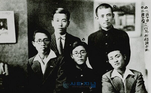 [교토제국대학 시절 송몽규, 1942년 룽징에서 찍은 사진이다. 앞줄 가운데 위치하고 있으며, 뒷줄 오른쪽이 그의 고종사촌 윤동주이다./사진 : 독립기념관 제공]