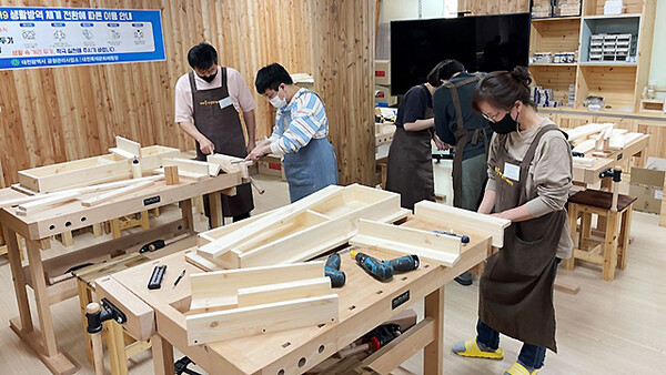 대전 목재 문화 체험장에서 교육생들이 목재를 이용한 체험을 하고 있다.