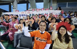 박희조 동구청장이 18일 한화생명 이글스파크에서 열린 롯데전에서 동구청 직원들과 함께 한화 이글스를 응원하고 있다.