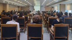 건강프로그램 특강이 26일 동구청 공무원 100여 명이 참석한 가운데 동구청 대회의실에서 열렸다.