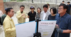 박희조 동구청장이 28일 판암동 소정 지하차도를 방문해 관계 공무원, 지역 주민들과 집중호우 시 대응 방안에 대해 이야기를 나누고 있다.
