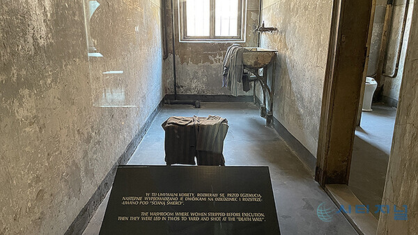 폴란드 아우슈비츠 강제 수용소에서는 나치가 400만명 이상을 학살했다. 사진은 여성 수용자를 처형하기 전 씻도록 한 장소다. 이들은 죽음의 벽에서 총살 당했다. 이 곳에서 죽음을 맞은 사람만 5000명 가량이다.
