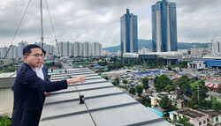 박희조 동구청장이 1일 소제동 전통나래관 옥상에서 대전역세권 개발사업 추진지를 조망하고 있다.