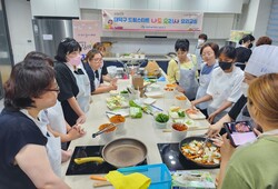 대덕구 드림스타트가 지난 14일 대덕구공동체지원센터에서 ‘나도 요리사’ 요리 교실을 진행하고 있다.