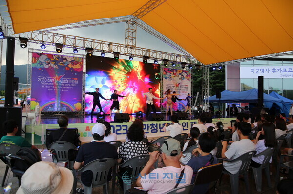 [2023 천안 청년 예술인 페스타 공연을 하고 있는 트렌디 댄스/사진 : 유명조 기자]