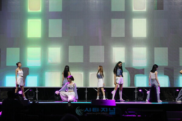 [K-POP 커버댄스 페스티벌 본선 경연을 펼치고 있는 참가자들/사진 : 유명조 기자]