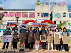 대덕구 직원들과 한국에너지공단 대전·충남지역본부 직원들이 지난 31일 송촌동 상점가 일대에서 ‘하루 1kWh 줄이기’ 캠페인을 홍보한 후 기념 촬영을 하고 있다.