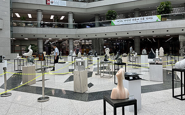 이달 4일부터 8일까지 대전 정부 청사 지하 중앙 홀에서는 제3회 산림청 석공예 작품 전시회가 열린다.